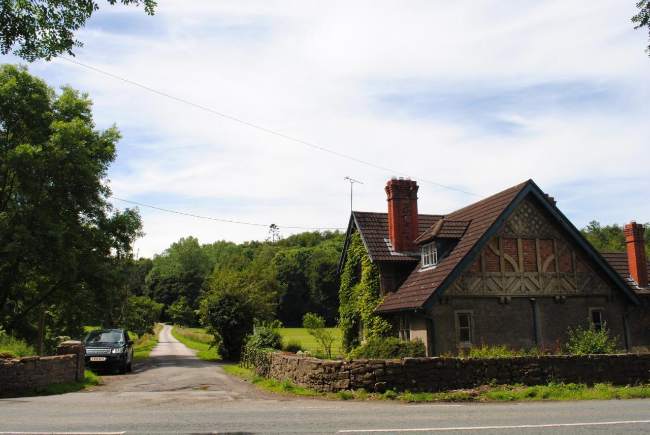 Penbedw Uchaf Estate - Rural Retreats, Tennis Mold Exterior photo
